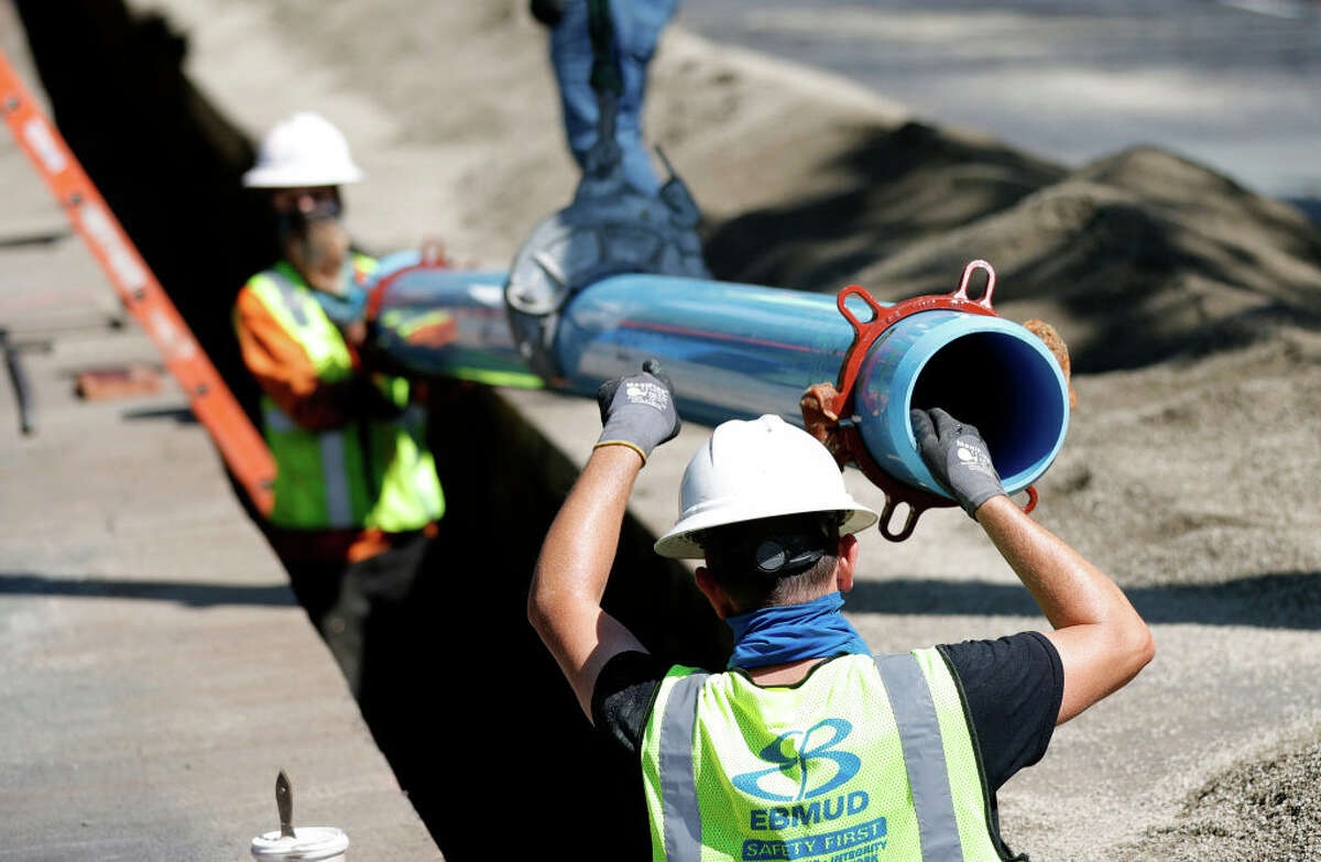 Workers with East Bay Municipal Utility District install new water pipe on April 22, 2021 in Walnut Creek, Calif. (Photo by Justin Sullivan/Getty Images)