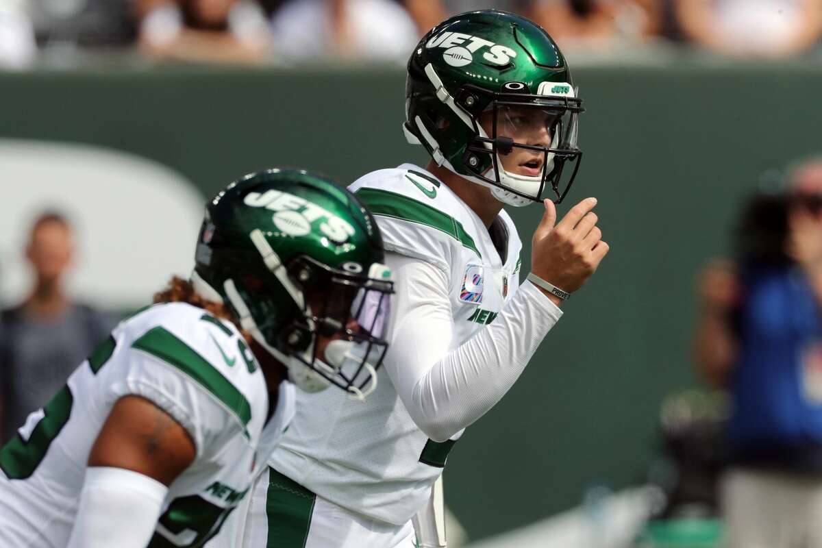 EAST RUTHERFORD, NEW JERSEY--OCTOBER 03: Quarterback Zach Wilson #2 of the New York Jets calls a play during the Tennessee Titans vs New York Jets game at MetLife Stadium on October 3, 2021 in East Rutherford, New Jersey. (Photo by Al Pereira/Getty Images)