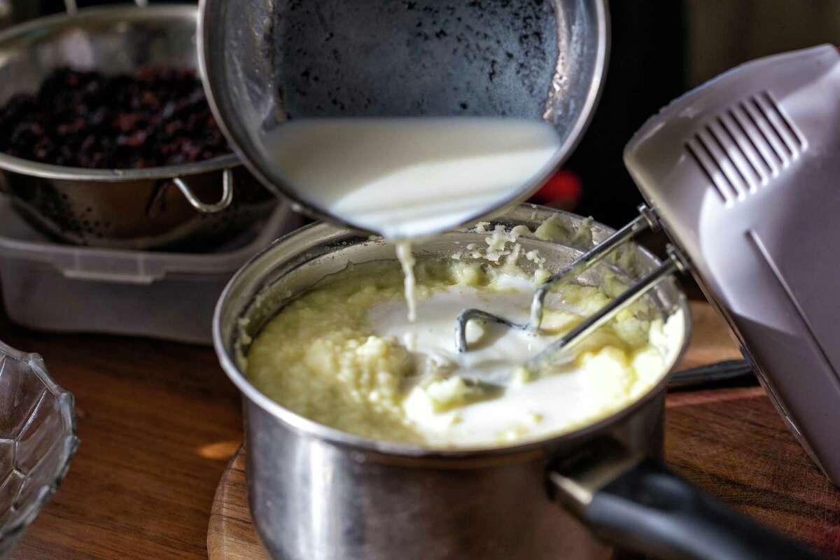 Electric handheld mixers are a good option for maknig mashed potatoes