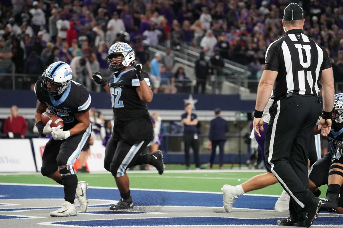 Katy Paetow running back Jacob Brown (25) as he makes his way into the end zone for the winning touchdown against College Station Cougars for 5A Division I State Championship game at AT&T Stadium in Arlington on Friday, Dec. 17, 2021. Katy Paetow won the championship team 27-24.