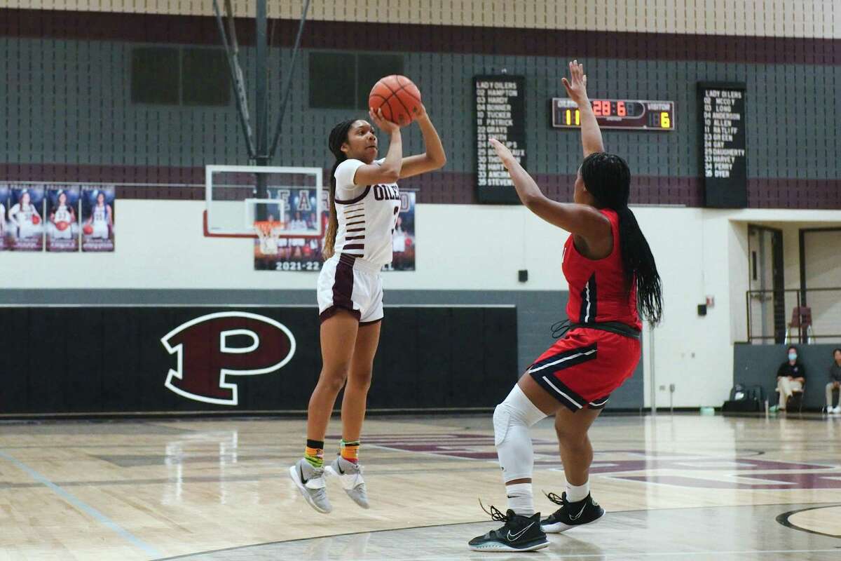 Pearland’s Nyah Hardy (3) puts up a shot over Dawson’s Kennedy Ford (21) Friday in the Lady Oilers’ 58-29 win in a District 23-6A game.