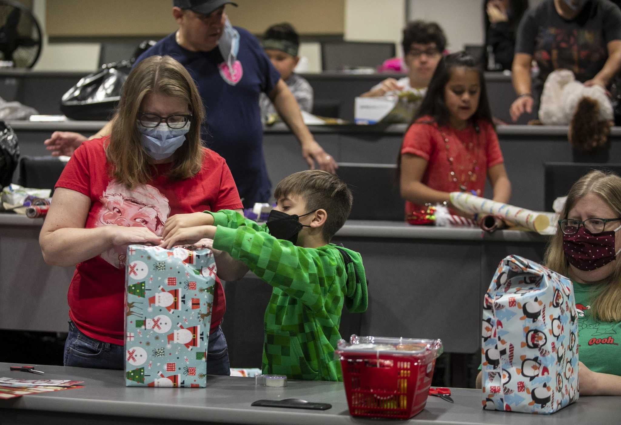 ‘Really Warms The Heart’ — More Than 1,000 Volunteers Wrap Gifts For ...