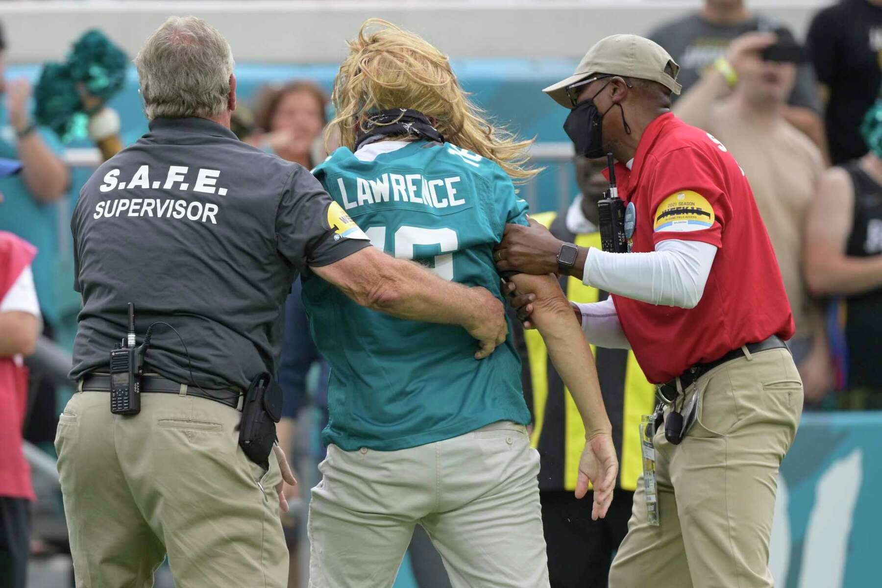 Jacksonville Jaguars fans bundle up from the cold weather during an NFL  football game against the Washington Redskins in Jacksonville, Fla.,  Sunday, Dec. 26, 2010.(AP Photo/Phelan M. Ebenhack Stock Photo - Alamy