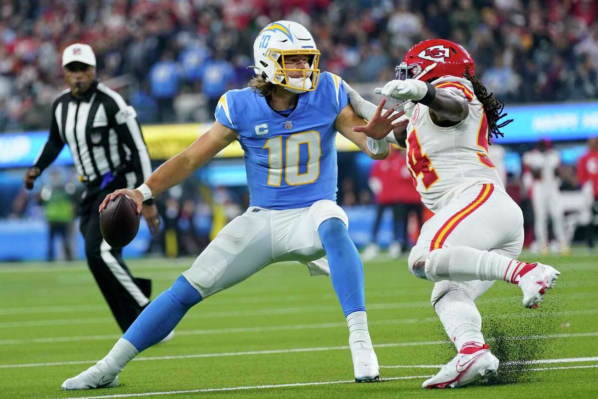 Justin Herbert, Chargers can't overcome pick-6 in loss at Kansas City 