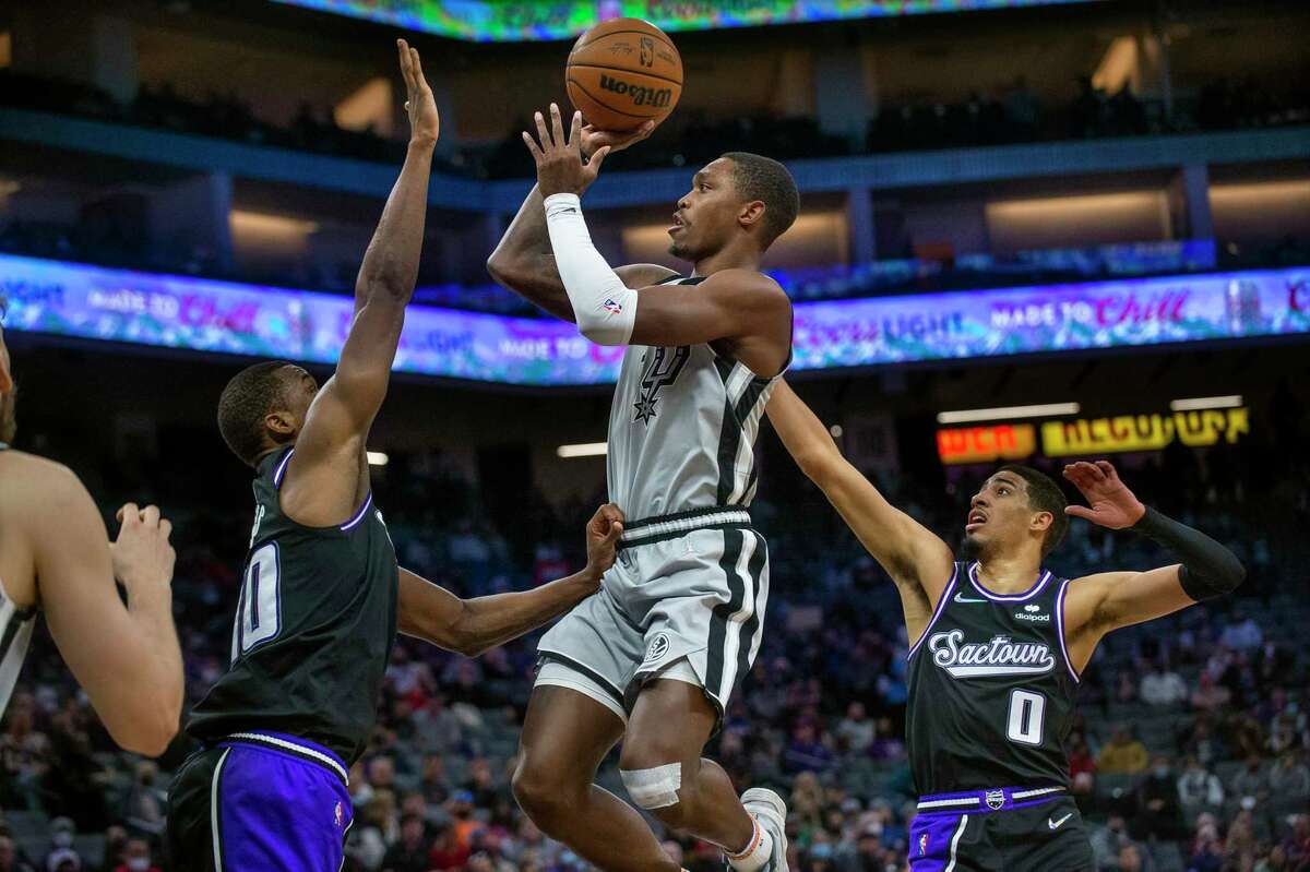 Spurs guard Lonnie Walker shoots over the Kings’ Harrison Barnes in Sunday's loss in Sacramento, Calif. Walker finished with 19 points.