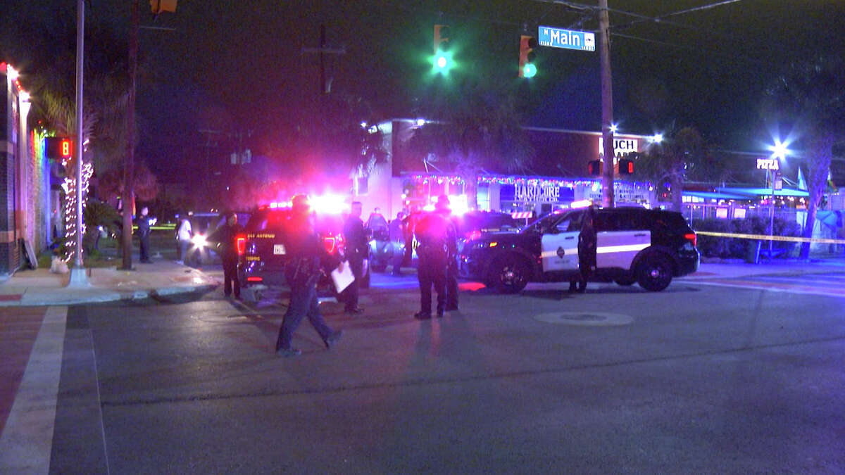 Employee at San Antonio nightclub hit by bullet in crossfire