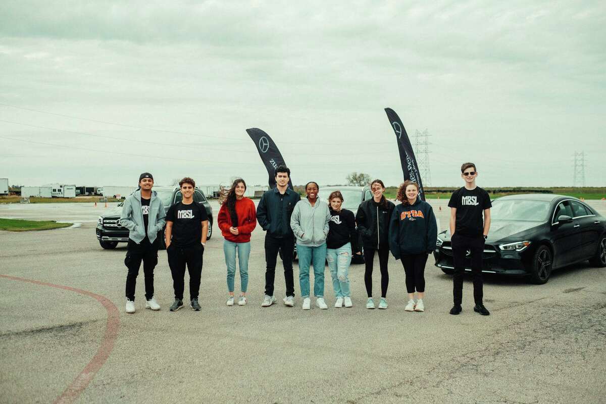 On Saturday December 11, the MSR racetrack hosted ten students, who experienced “hands-on” driving exercises including skidding, braking, reversing and more in a variety of vehicles Mercedes Benz.