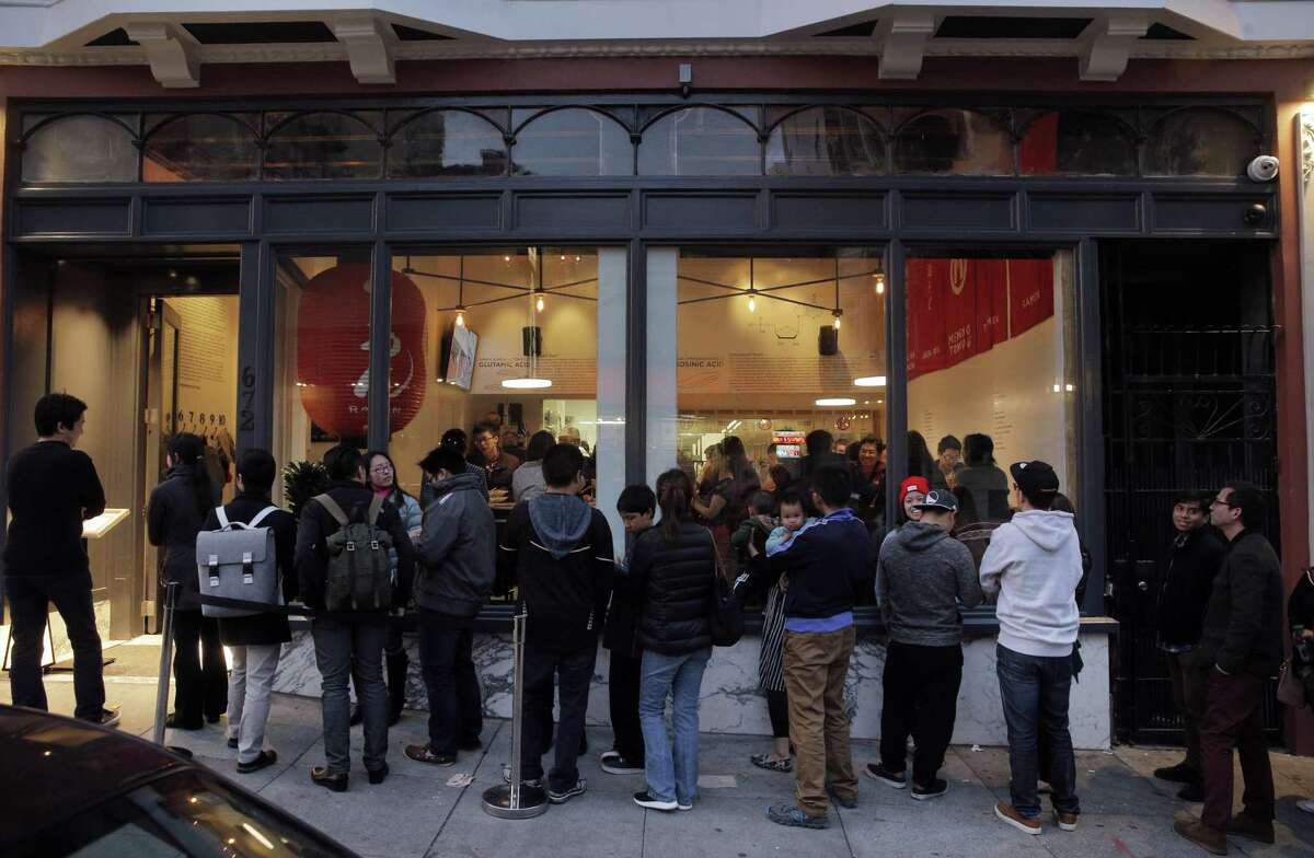 2016年2月，旧金山，顾客在东京Mensho门外排队。