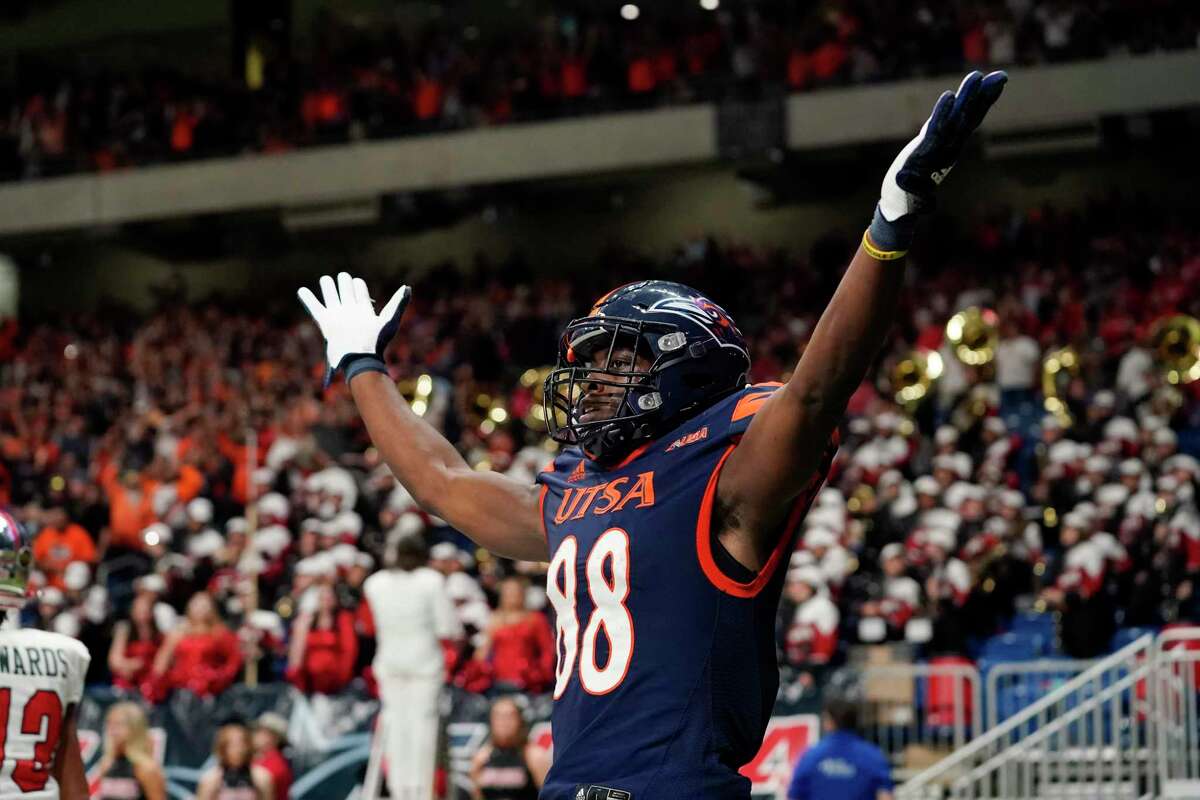UTSA wide receiver De'Corian Clark (88) celebrates a touchdown catch against Western Kentucky during the second half of an NCAA college football game in the Conference USA Championship, Friday, Dec. 3, 2021, in San Antonio. (AP Photo/Eric Gay)