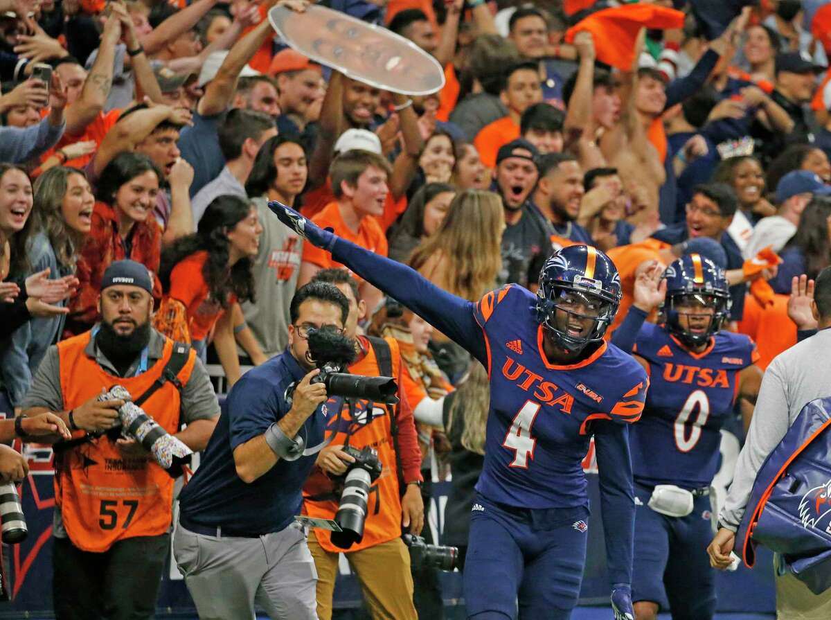 SAN ANTONIO, TX - DECEMBER 03: UTSA Roadrunners wide receiver Zakhari Franklin #4 celebrates his touchdown against Western Kentucky Hilltoppers at the Alamodome on December 3, 2021 in San Antonio, Texas. (Photo by Ronald Cortes/Getty Images)