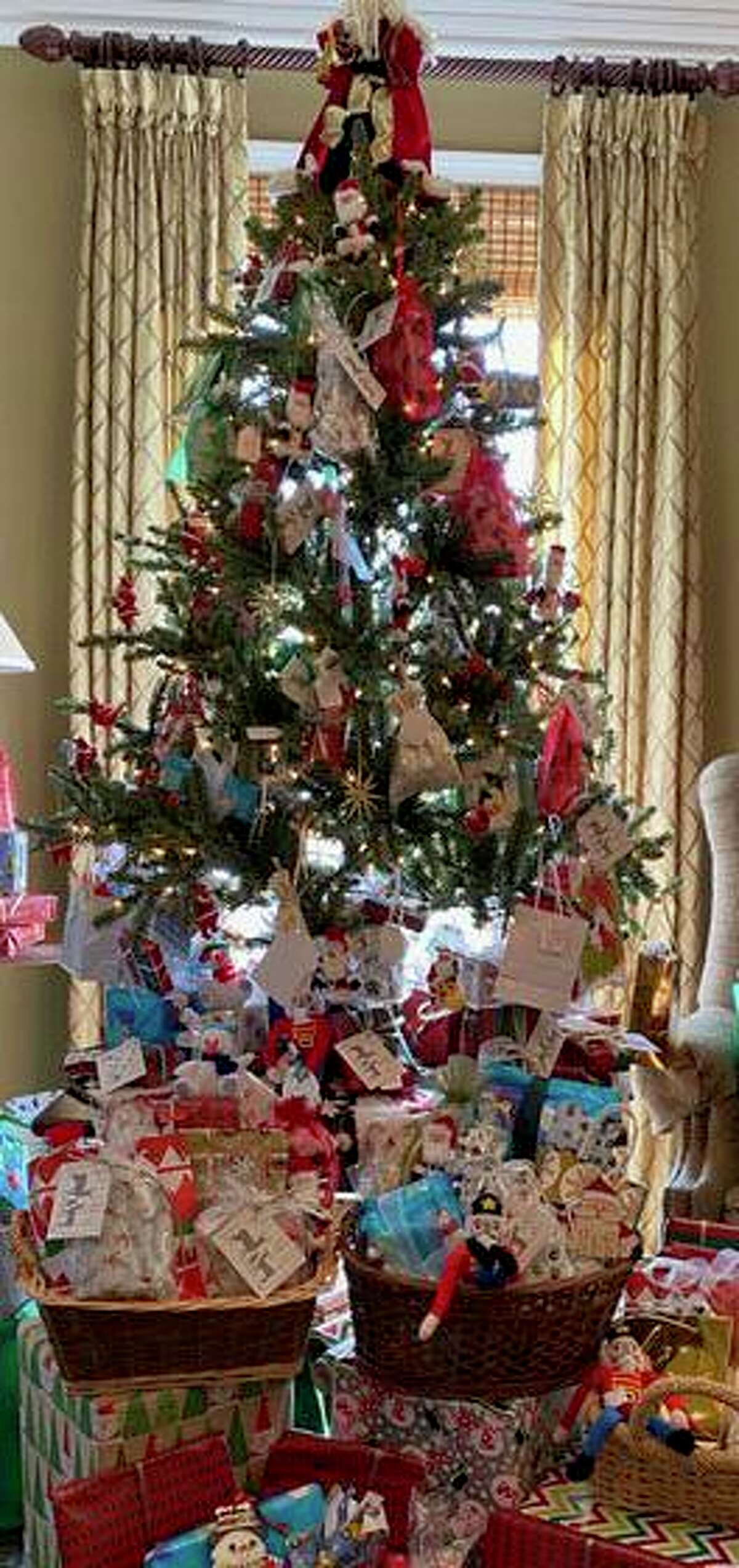 The Junior League of Greenwich created the The Children’s Giving Shop Tree as part of the The Enchanted Forest holiday celebration in December 2021. The completed tree was purchased by a generous donor, the Frascella Family Foundation, who in turn gifted the tree to Community Centers Inc.
