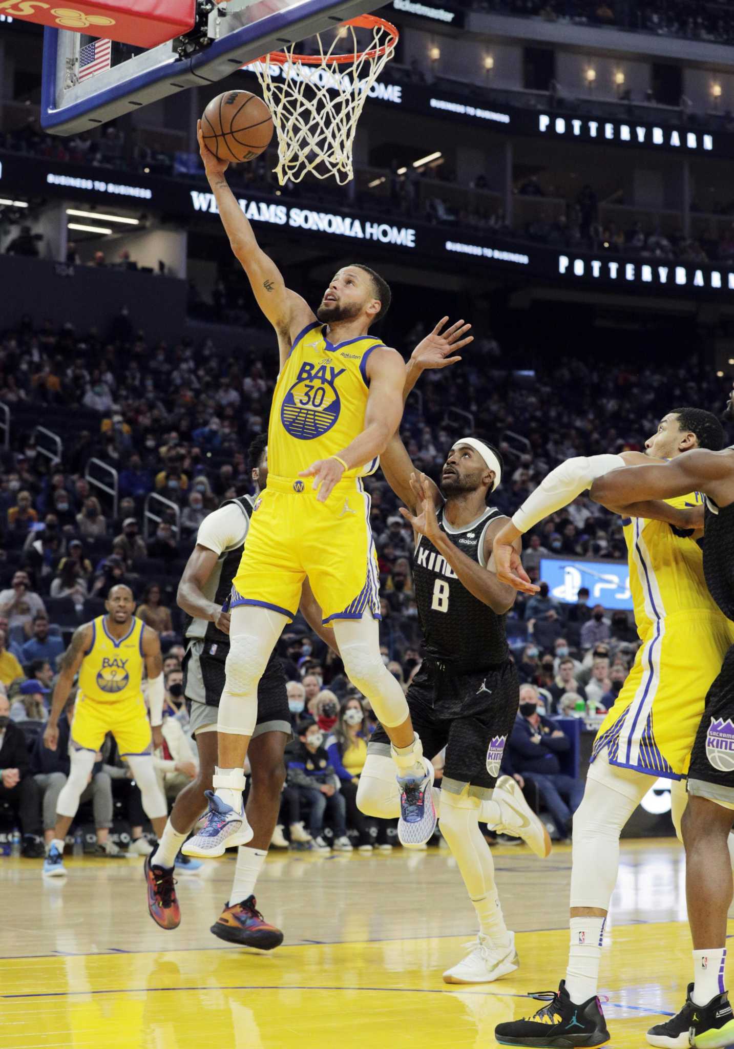 Steph Curry comes alive in 4th quarter to lead balanced attack in ...