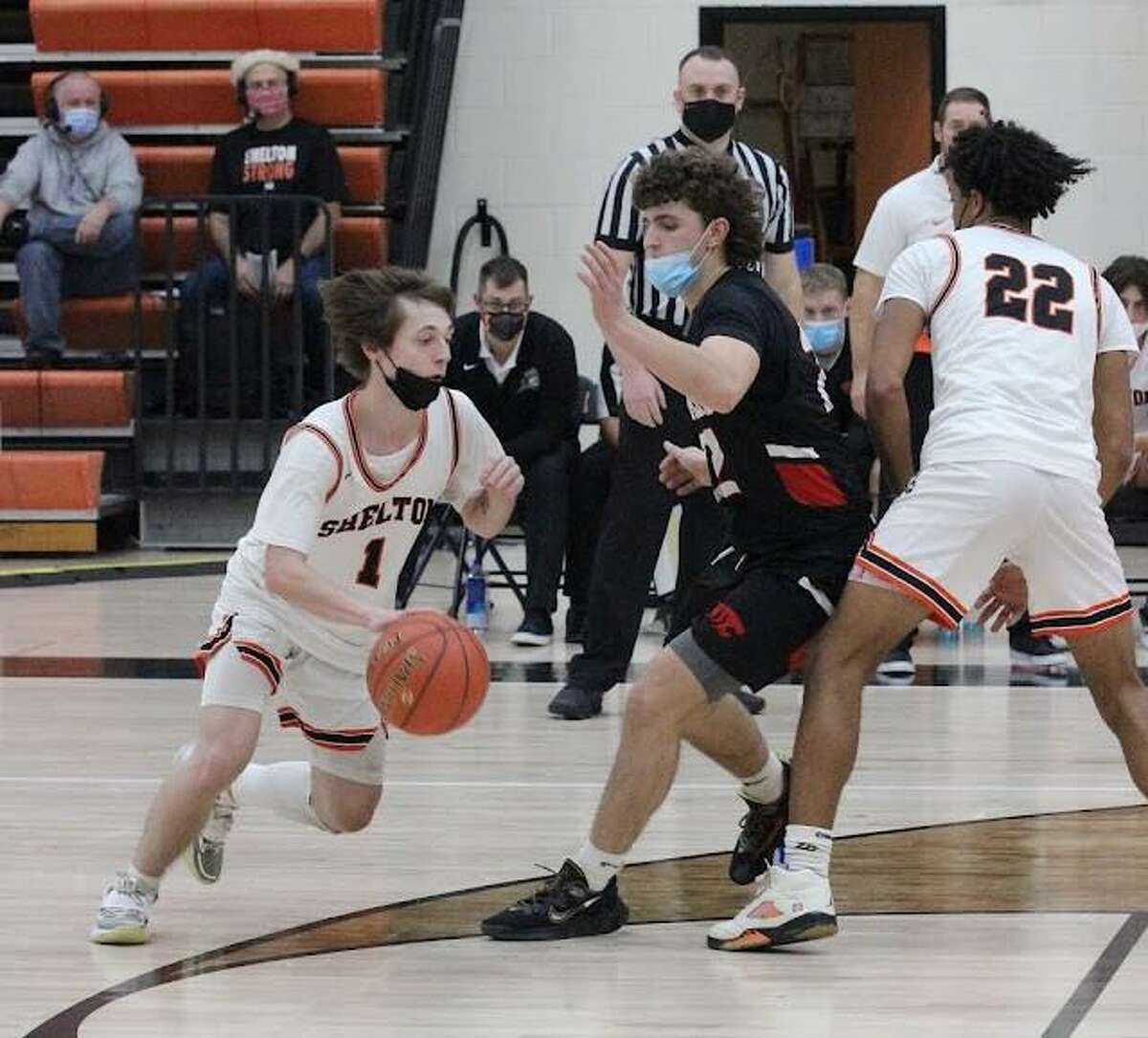Shelton’s Dylan Camp drives around a screen set by Randy Mones in game with Masuk.