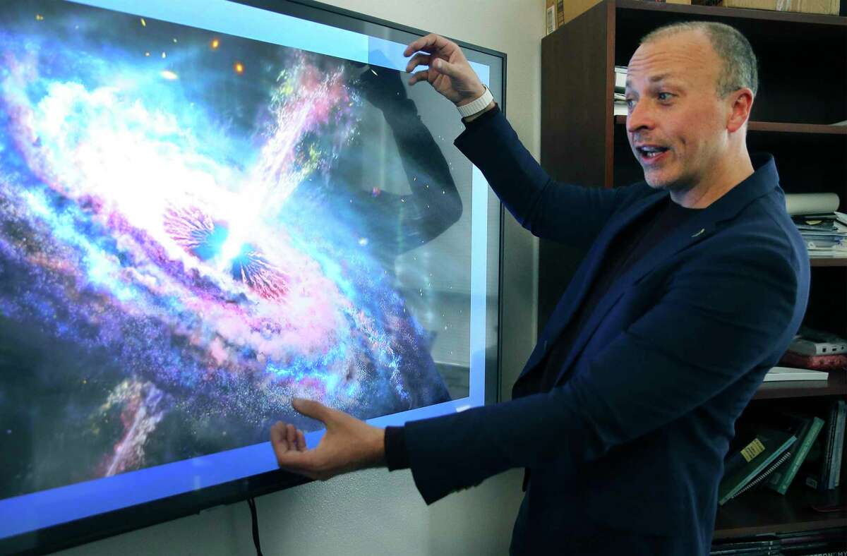 The $ 10 billion James Webb Space Telescope aims to be launched a million kilometers from Earth.  UTSA astronomy professor Chris Packman has been chosen to collect data on black holes from the telescope.