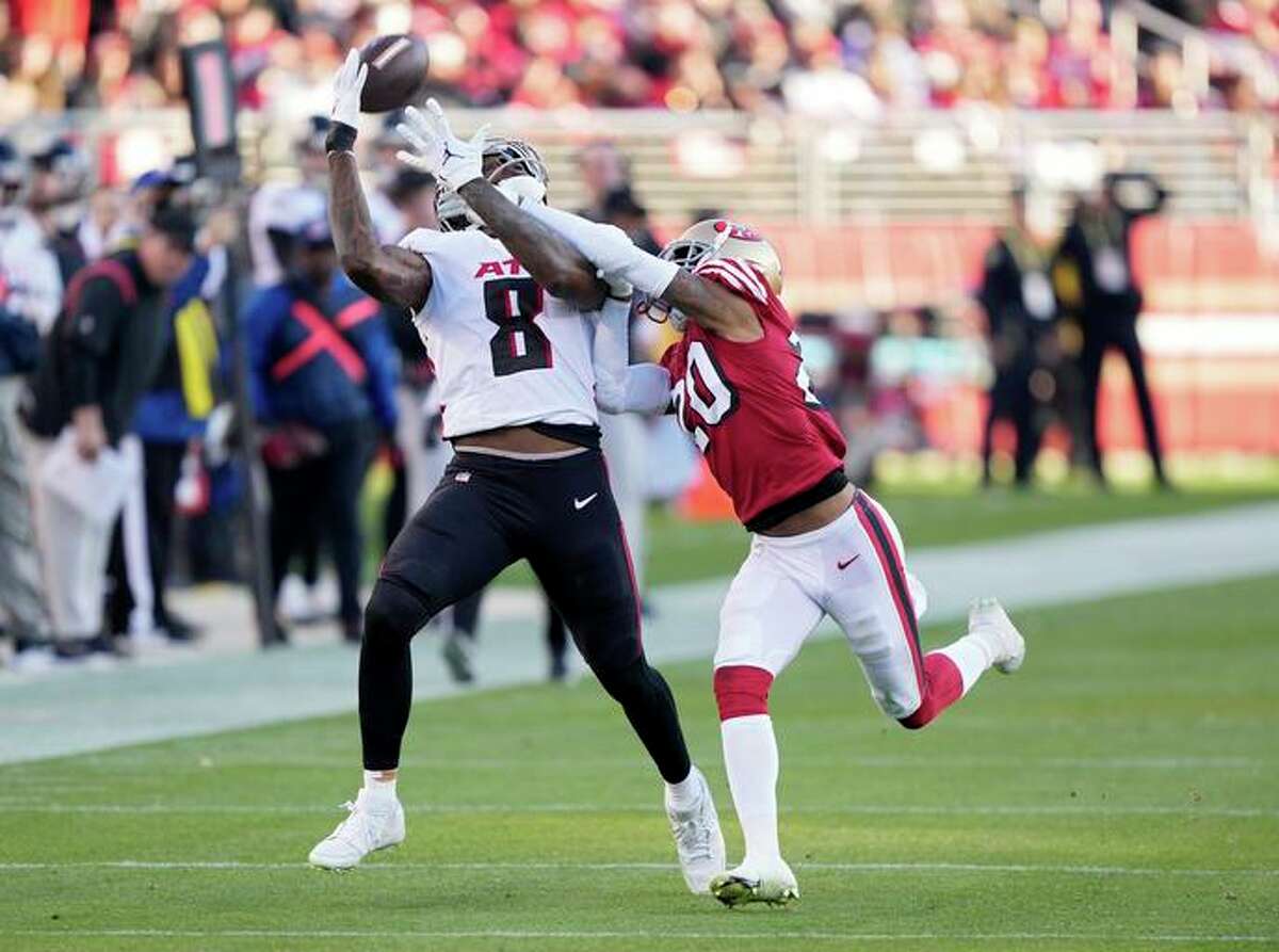 SANTA CLARA, CALIF. - DECEMBER 19: Kyle Pitts #8 of the Atlanta Falcons completes a catch over Ambry Thomas #20 of the San Francisco 49ers in the fourth quarter of the game at Levi's Stadium on December 19, 2021 in Santa Clara, California. (Photo by Thearon W. Henderson/Getty Images)