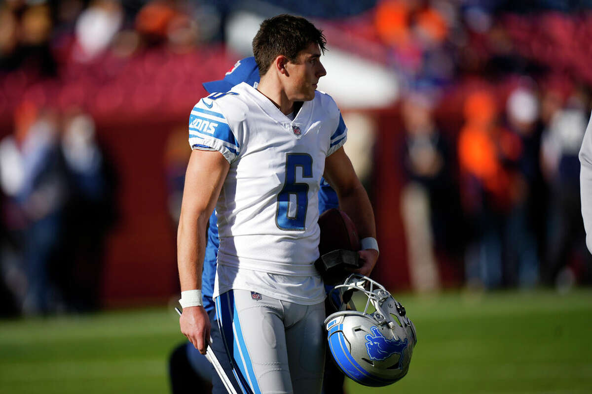 Detroit Lions place kicker Riley Patterson, right, kicks a 37-yard