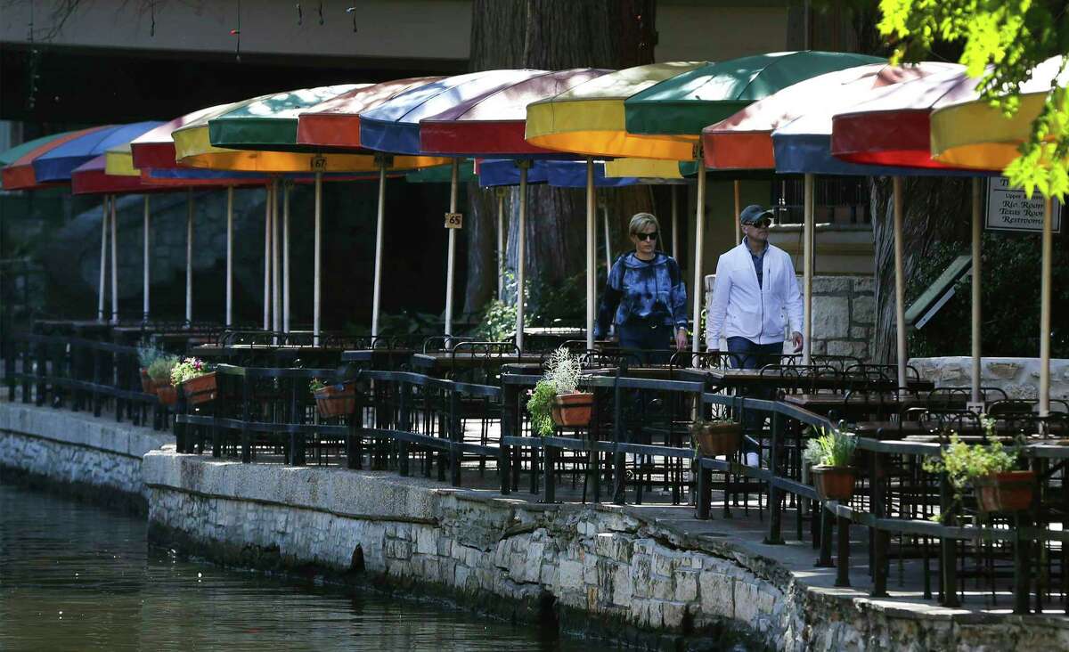 Visitors stroll and dine along the RiverWalk on Wednesday, Dec. 22, 2021. The presence of the Omicron variant of COVID-19 has been detected in Bexar County just as people are starting to travel and celebrate the Christmas holiday.