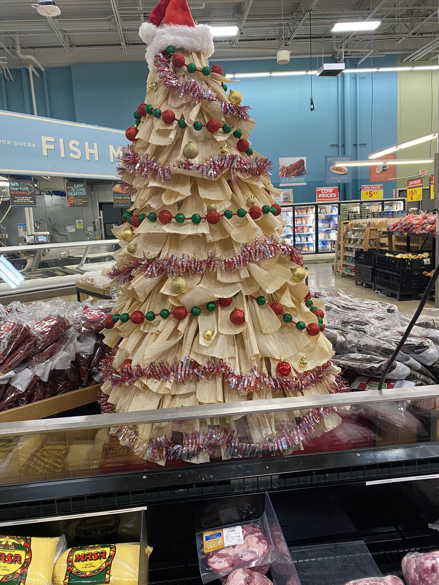 San Antonio Christmas Showcase 2022 A San Antonio H-E-B Crafted A Christmas Tree Out Of Tamale Husks