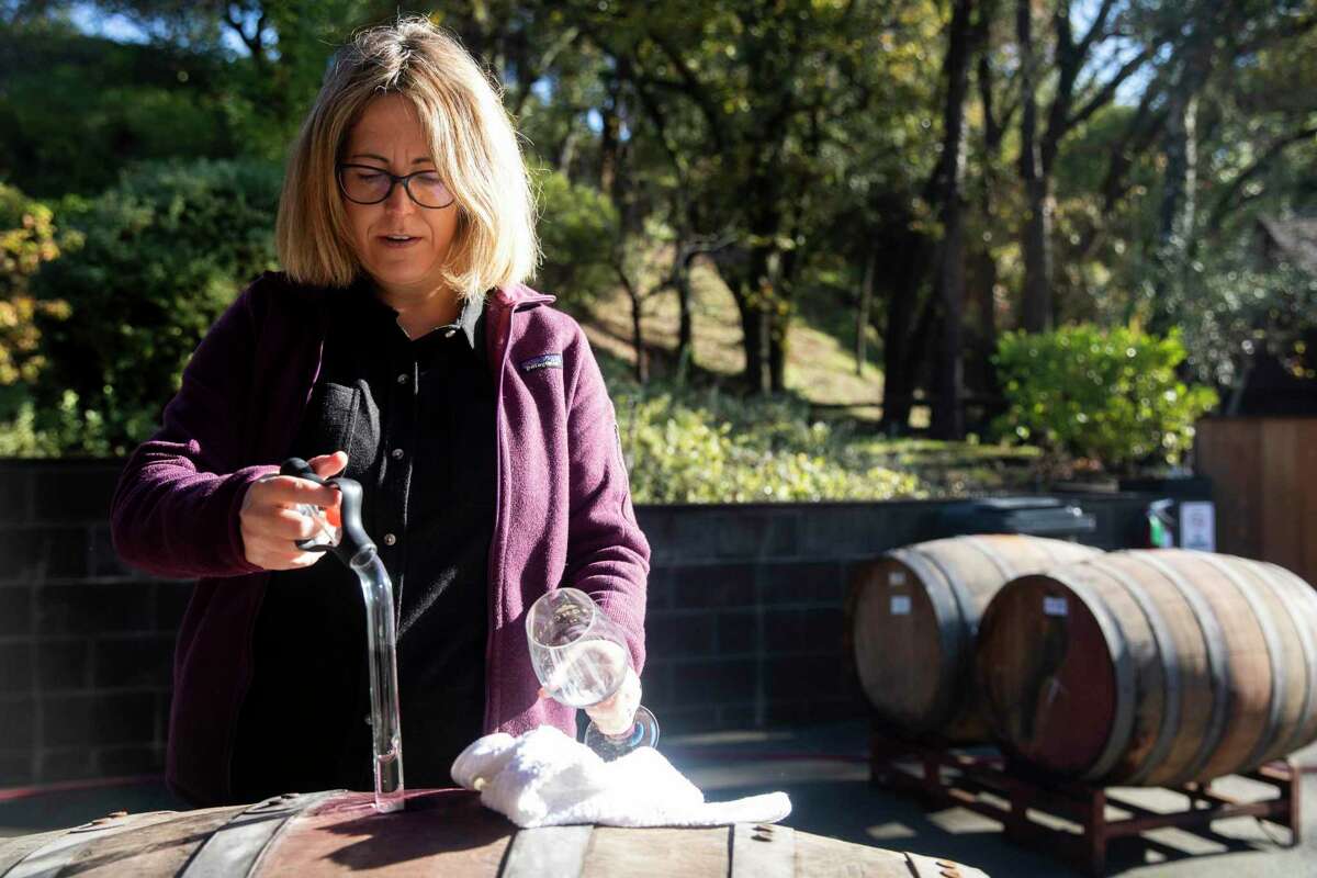 酿酒师Montse Reece品尝一桶2020年赤霞珠。