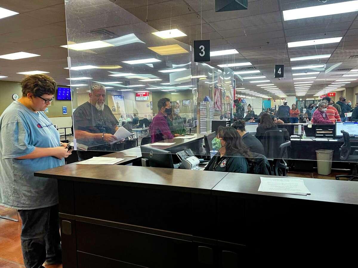 Wait times at Texas driver's license offices still average over an hour