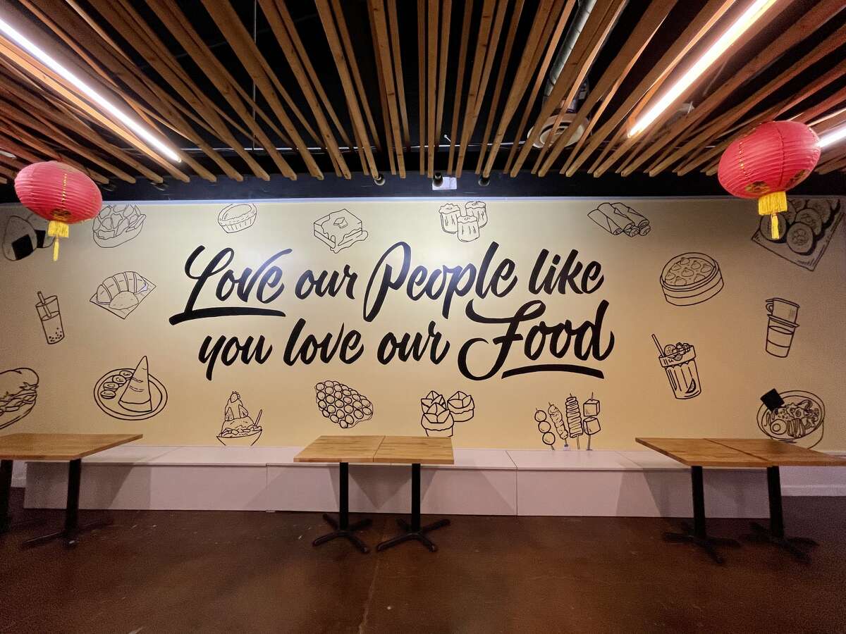Una pared dentro de Dumpling Haus dice "Ama a nuestra gente como amas nuestra comida."