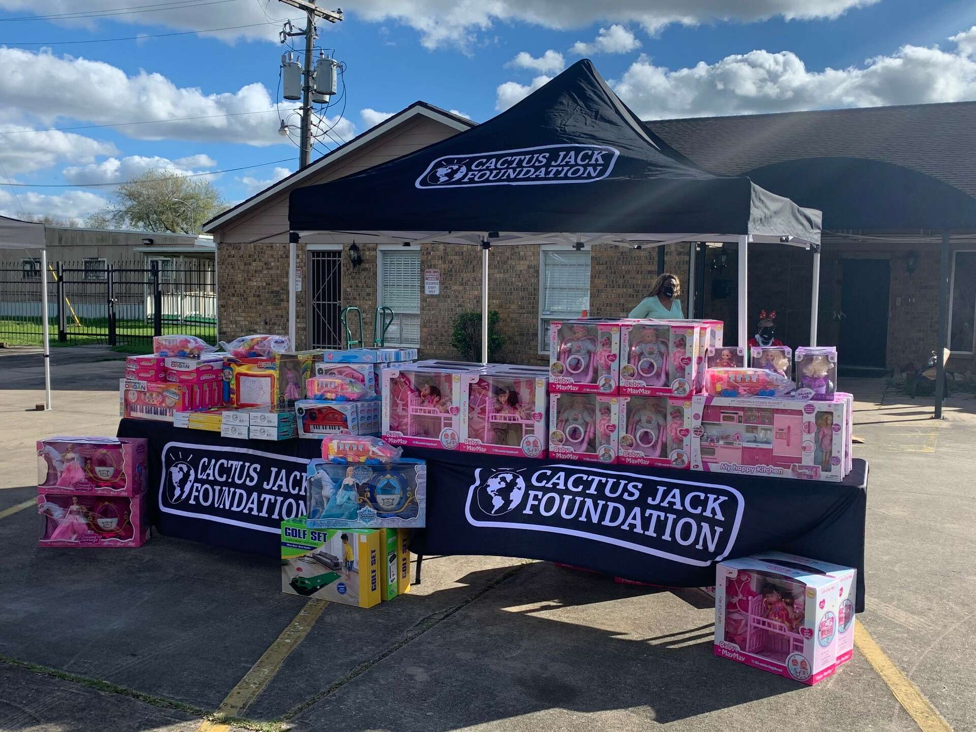 Travis Scott's Cactus Jack Foundation distributes thousands of toys to  Houston kids