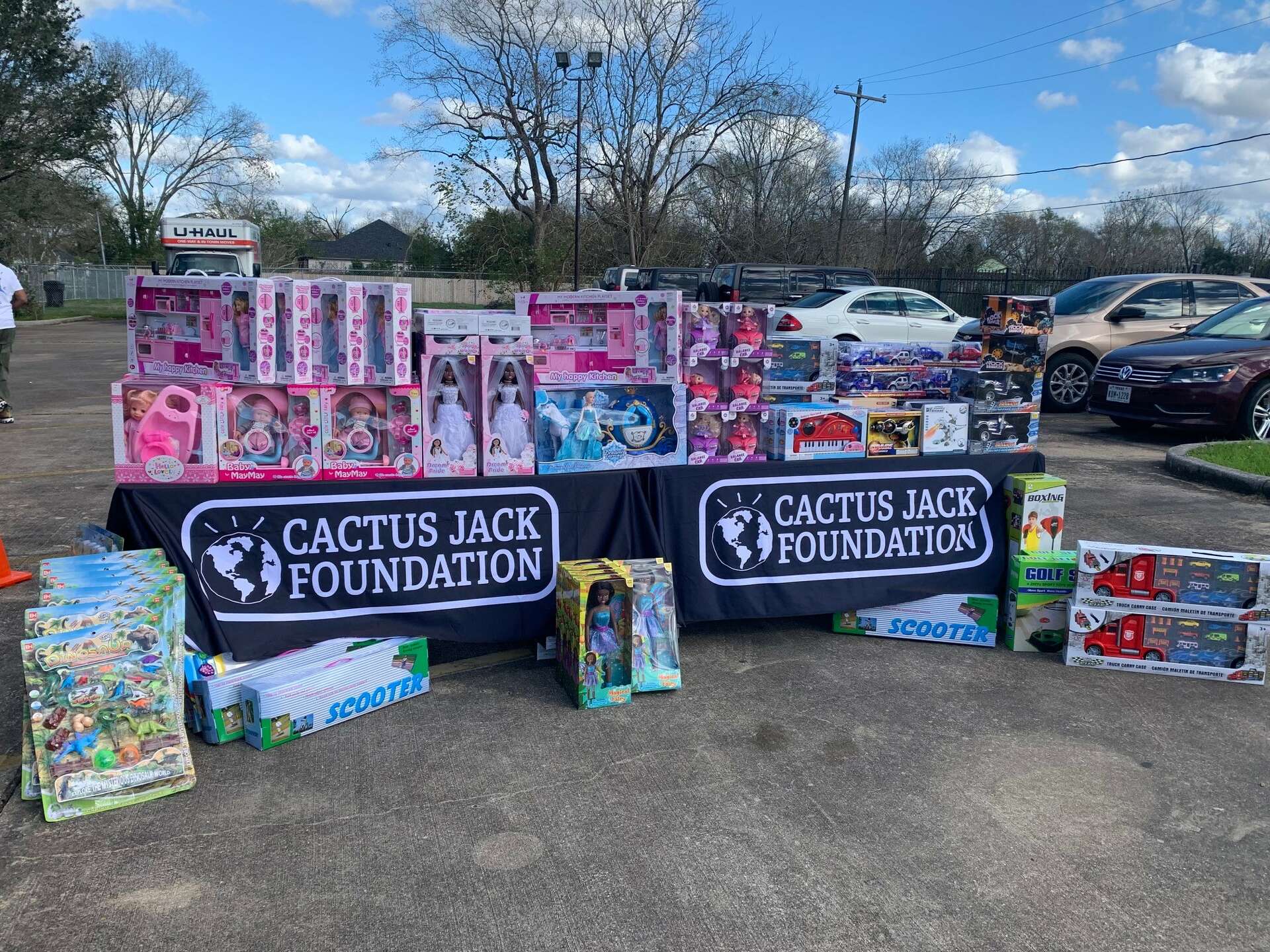 Travis Scott's Cactus Jack Foundation distributes thousands of toys to  Houston kids