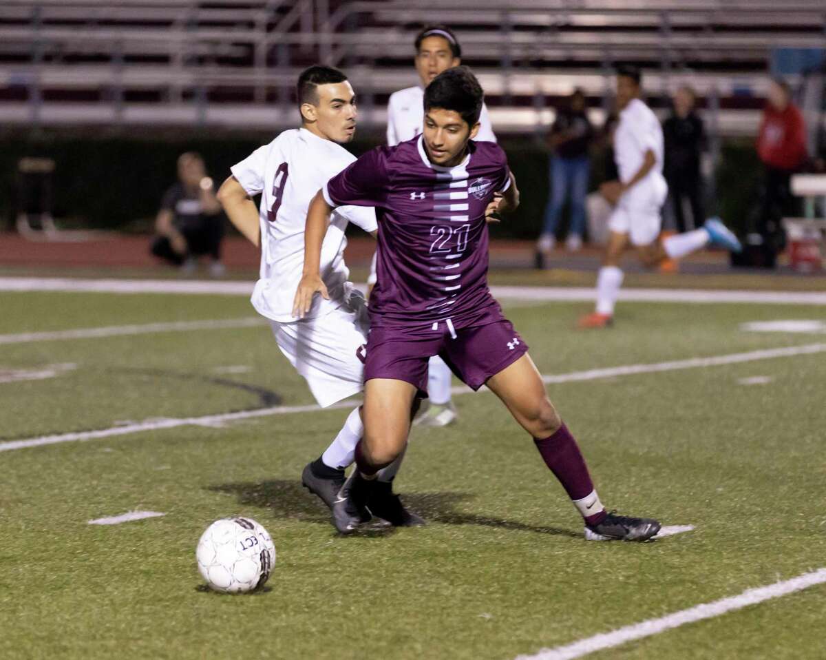 Magnolia’s Ernie Mendoza, pictured right on March 3, 2020, garnered the District 19-55A Offensive MVP last season and is one of two returners for the Bulldogs who were among the district’s top-three scorers.