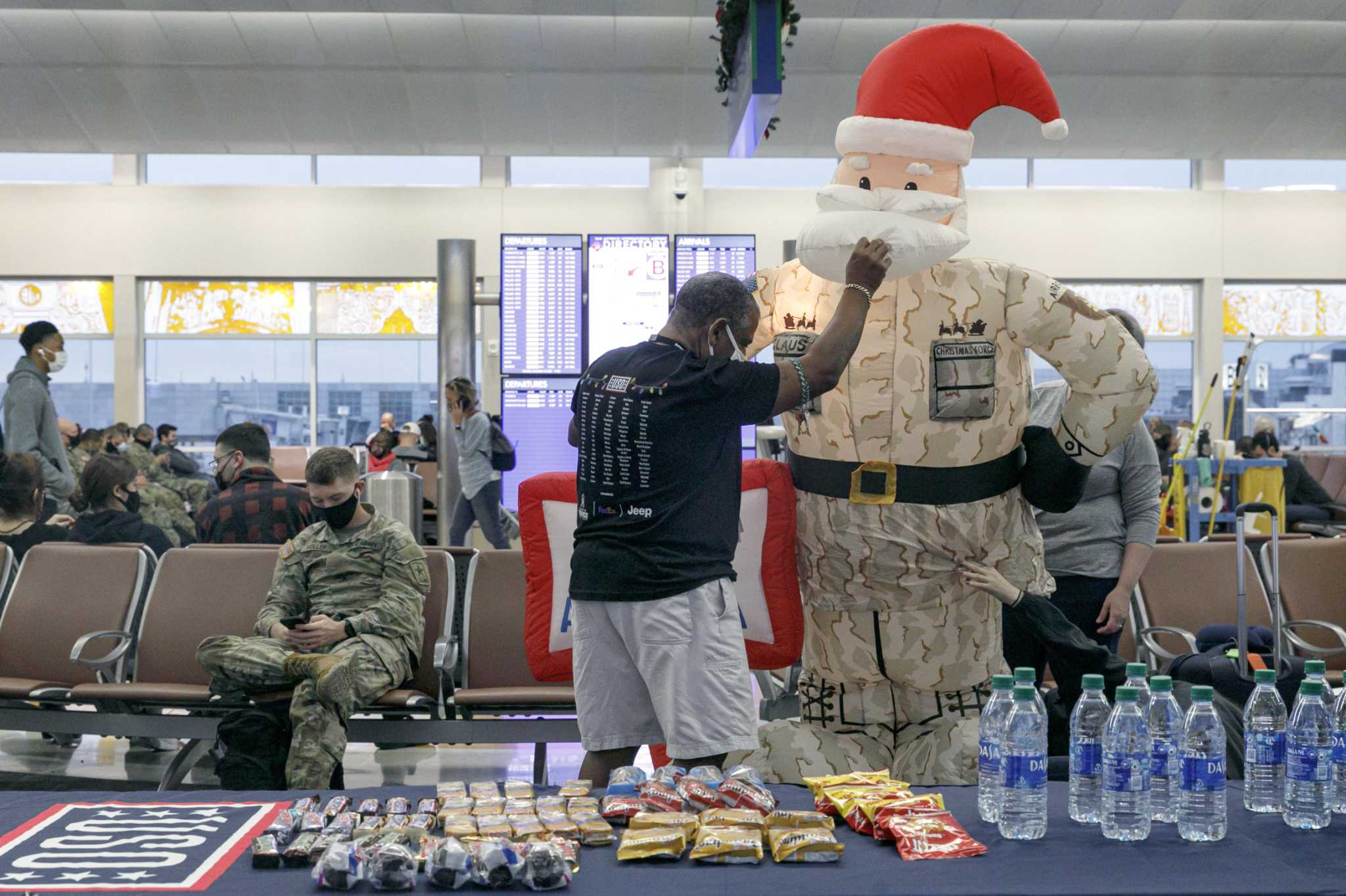 USO staff, volunteers make military holiday exodus a merry time at San Antonio International Airport