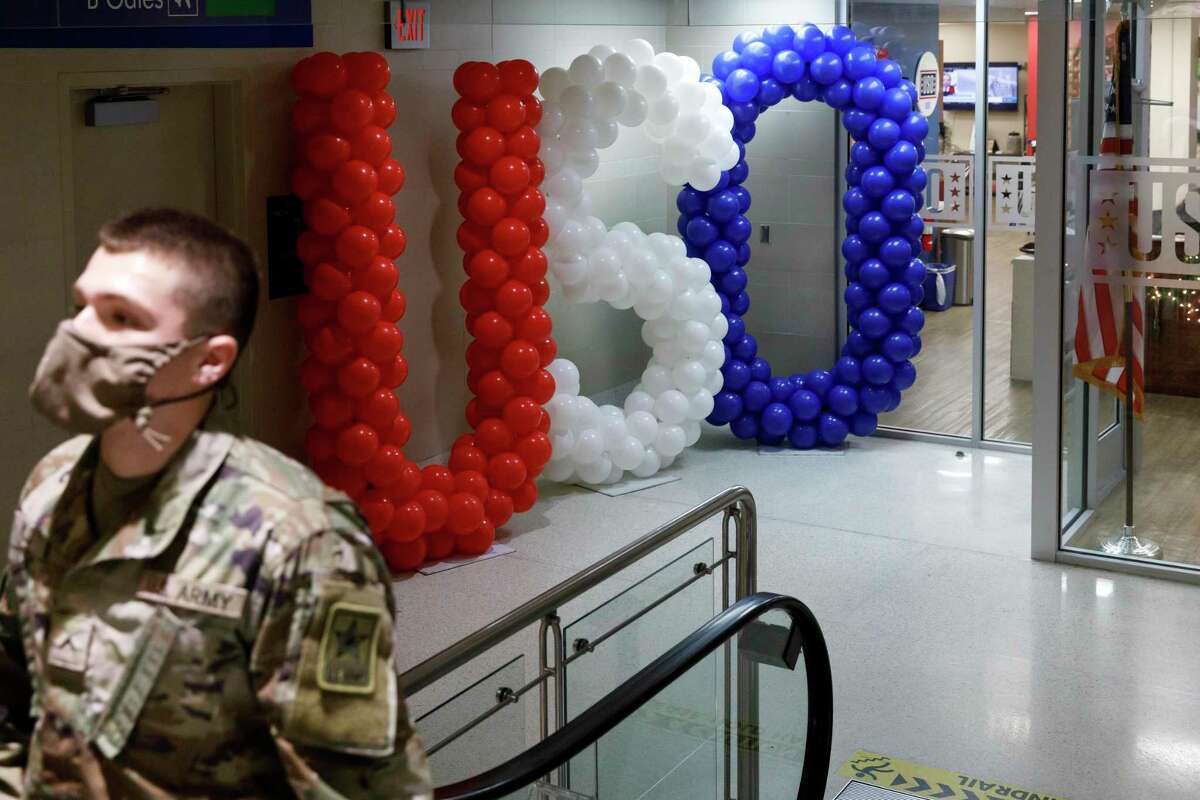 USO staff, volunteers make military holiday exodus a merry time at San Antonio International Airport