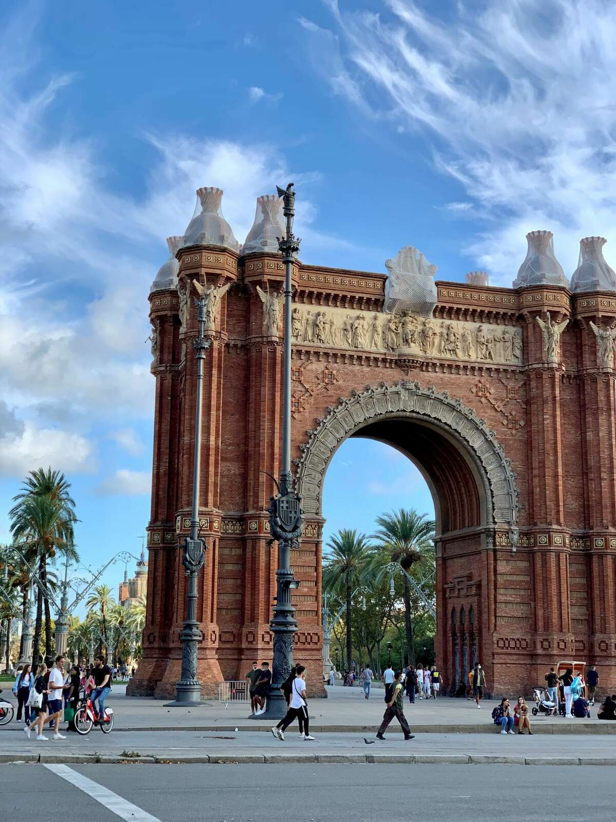 Arc de Triomf at 4 p.m. on a Thursday. Siesta doesn't necessarily mean that locals go home. 