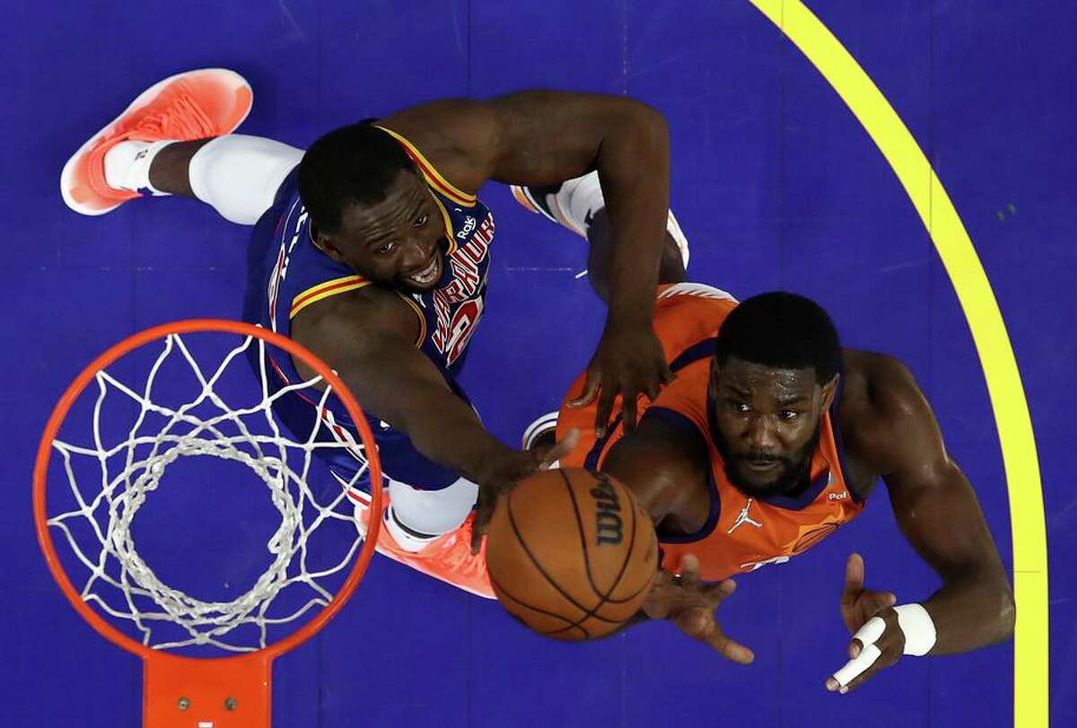 Draymond Green of the Warriors (left) and Deandre Ayton of the Suns will match up in a Christmas Day game.