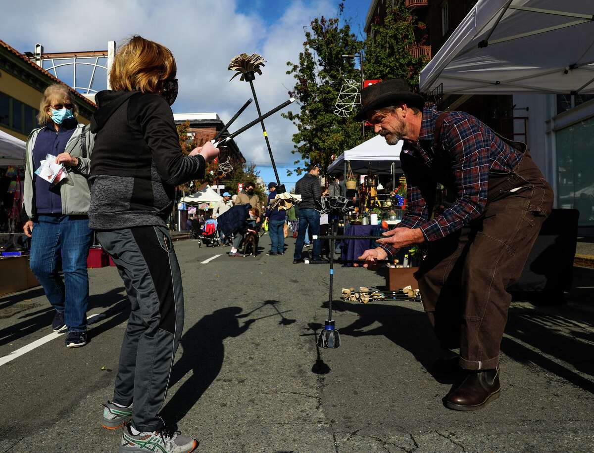 Berkeley shoppers buy lastminute Christmas gifts at Telegraph Avenue