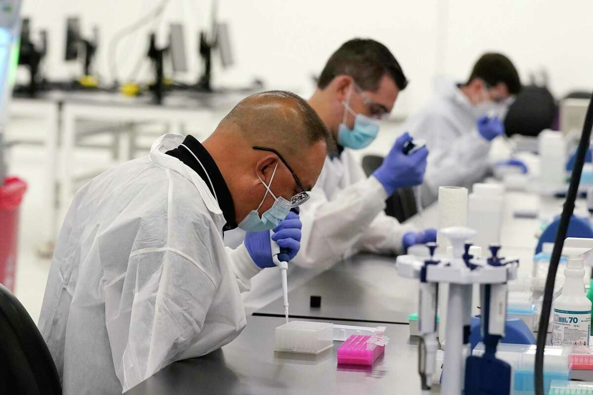 Technicians conduct coronavirus tests at a new facility in Valencia (Los Angeles County).