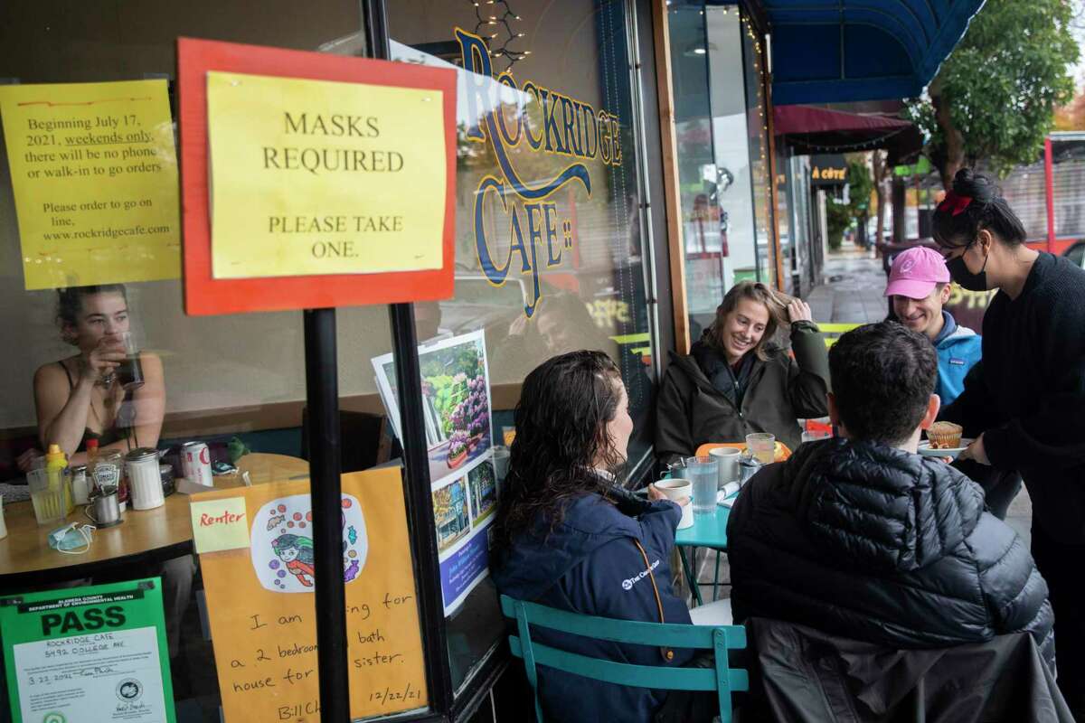 A group dines outside of Rockridge Cafe in Oakland as Bay Area businesses and customers prepare for another COVID wave.