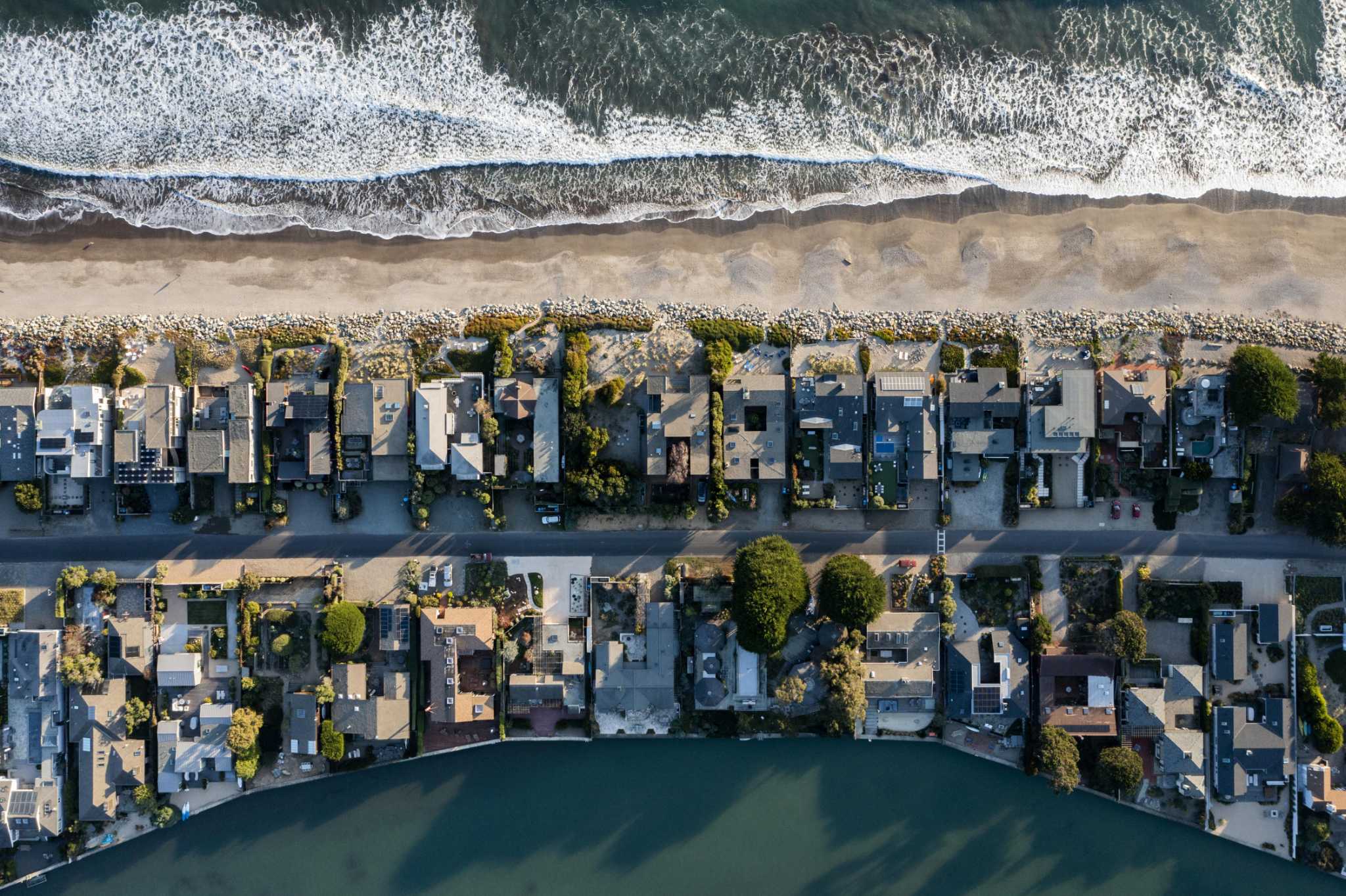 Many Stinson Beach homes could be flooded amid rising seas within a decade. Would building dunes save them? - Vimarsana News