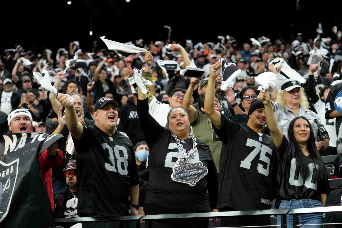 Raiders still alive in playoff race with 17-13 win over Broncos