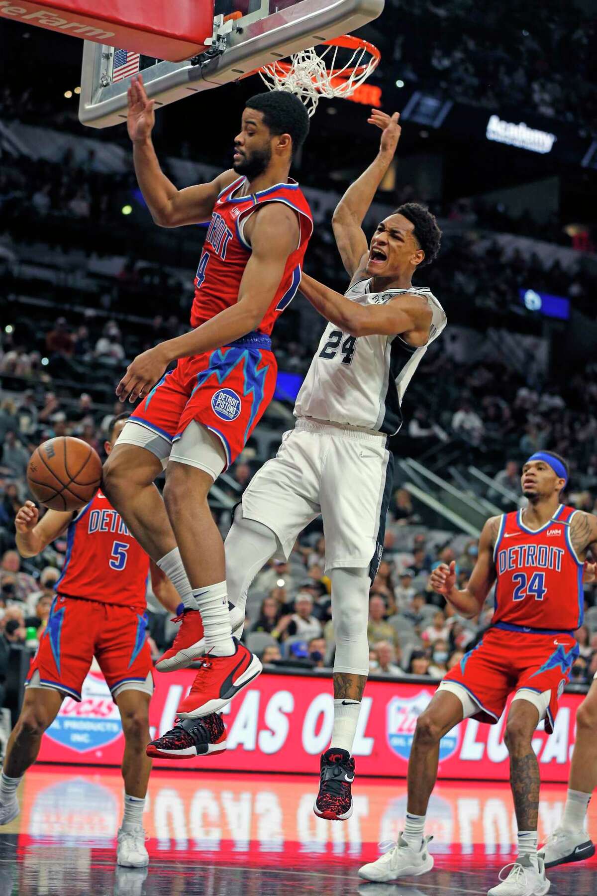 San Antonio Spurs Devin Vassell reaches water dunking over Detroit Pistons Cassies Stanley. Spurs-Pistons on Sunday, Dec. 26, 2021