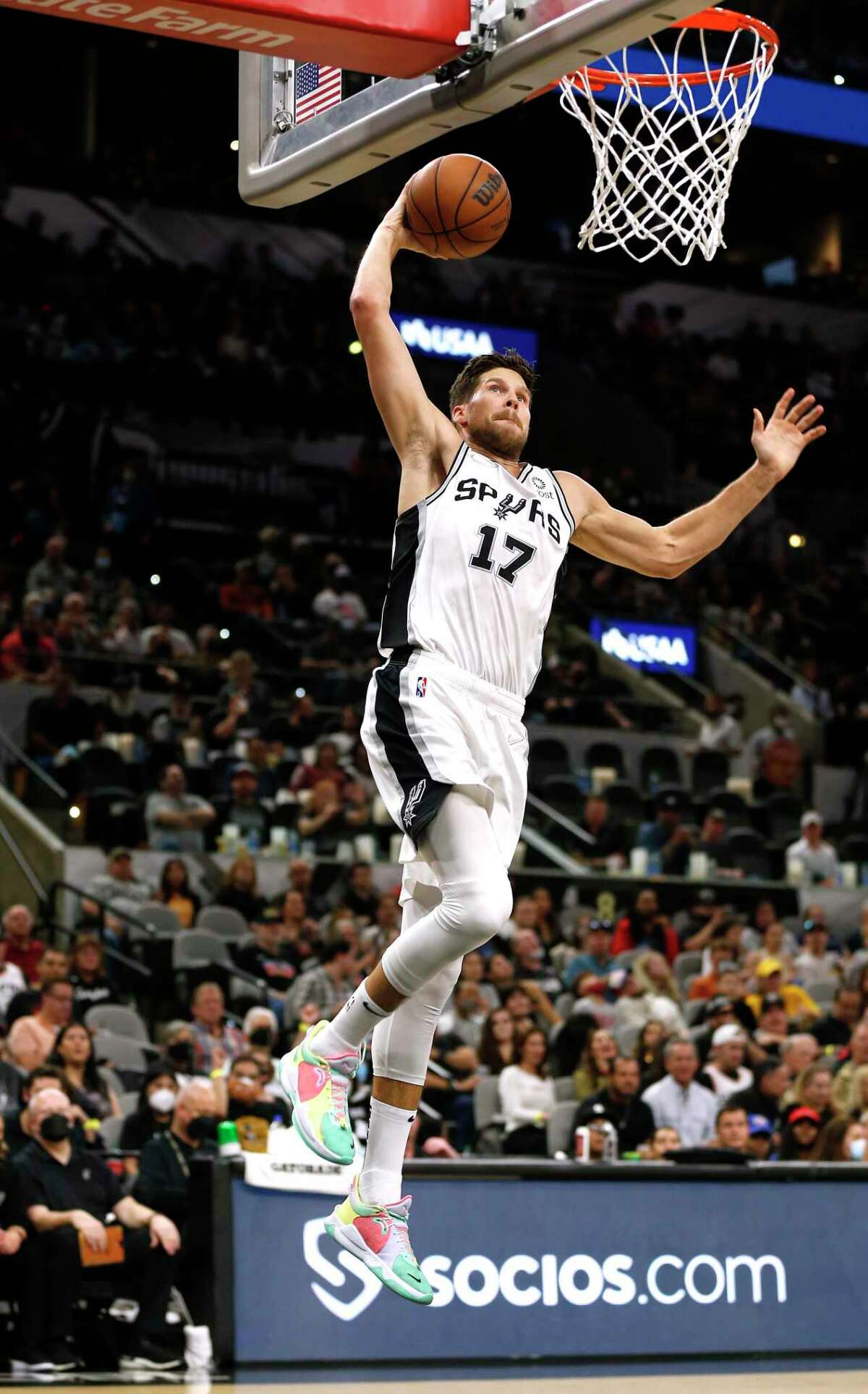 Spurs score a seasonhigh in lopsided win vs. Pistons