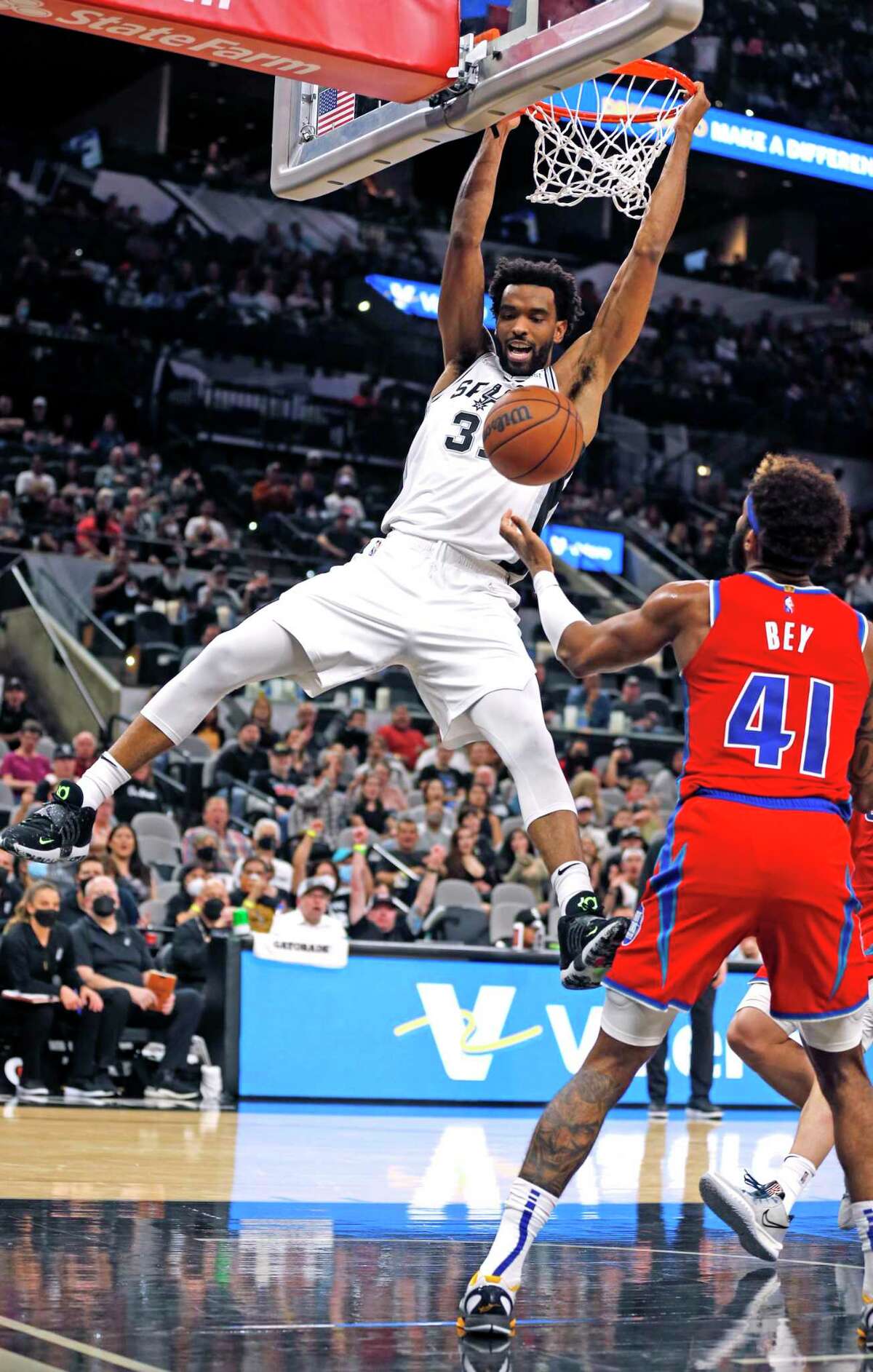 Spurs score a season-high in lopsided win vs. Pistons