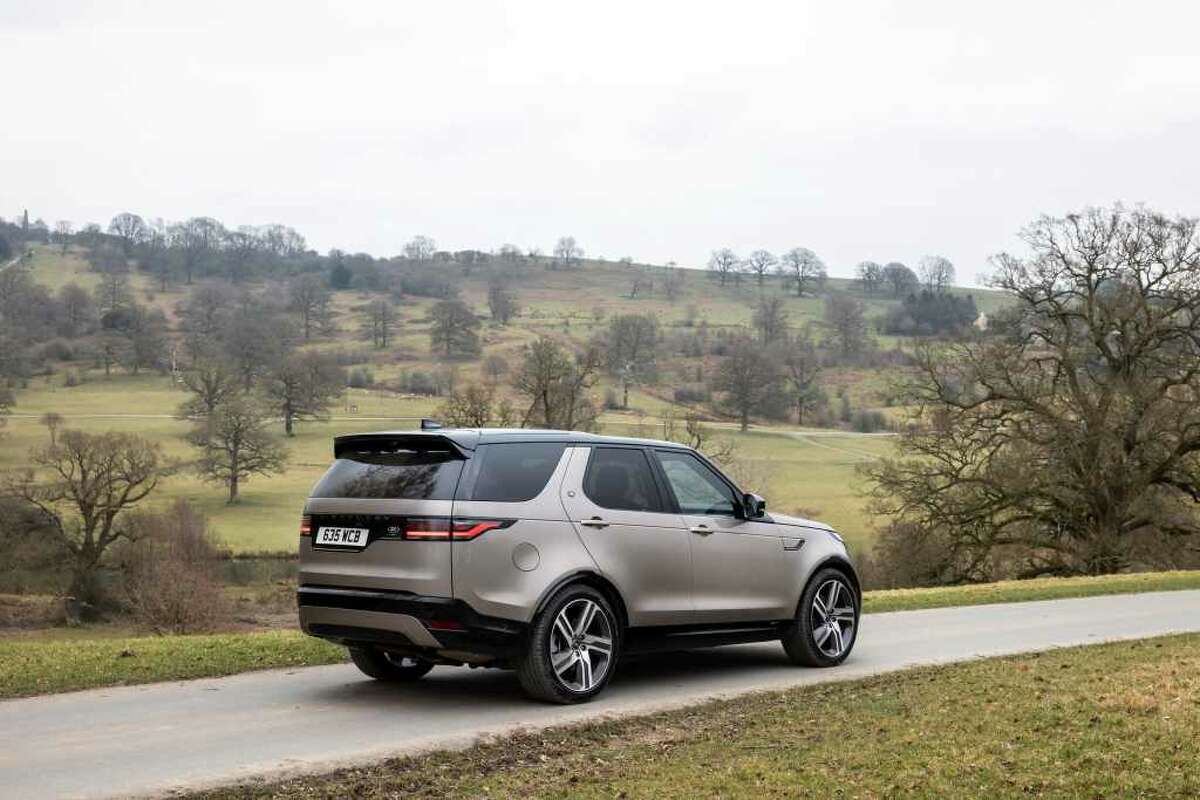 The 2021 Land Rover Discovery R Dynamic has a 18 mpg city, 24 highway fuel economy.