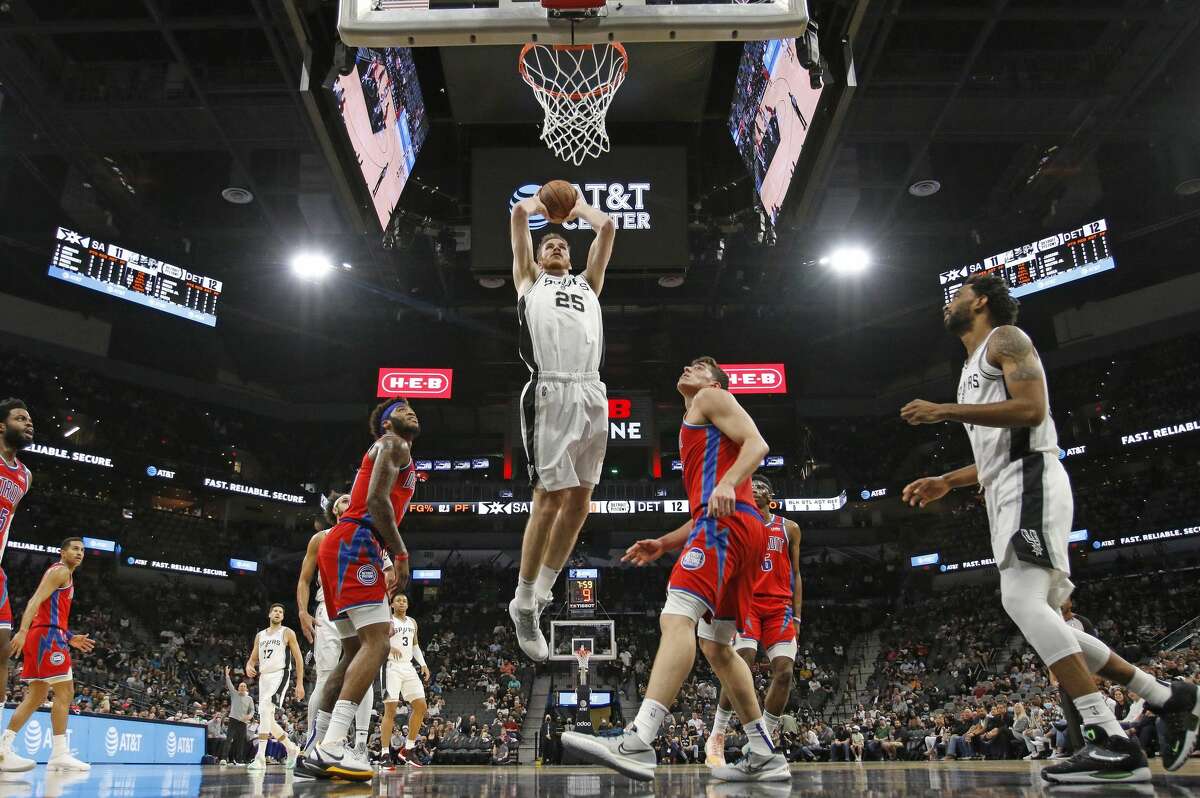 SAN ANTONIO, TX - DECEMBER 26: Jakob Poeltl #25 of the San Antonio Spurs dunks over the Detroit Pistons in the first half at AT&T Center on December 26, 2021 in San Antonio, Texas