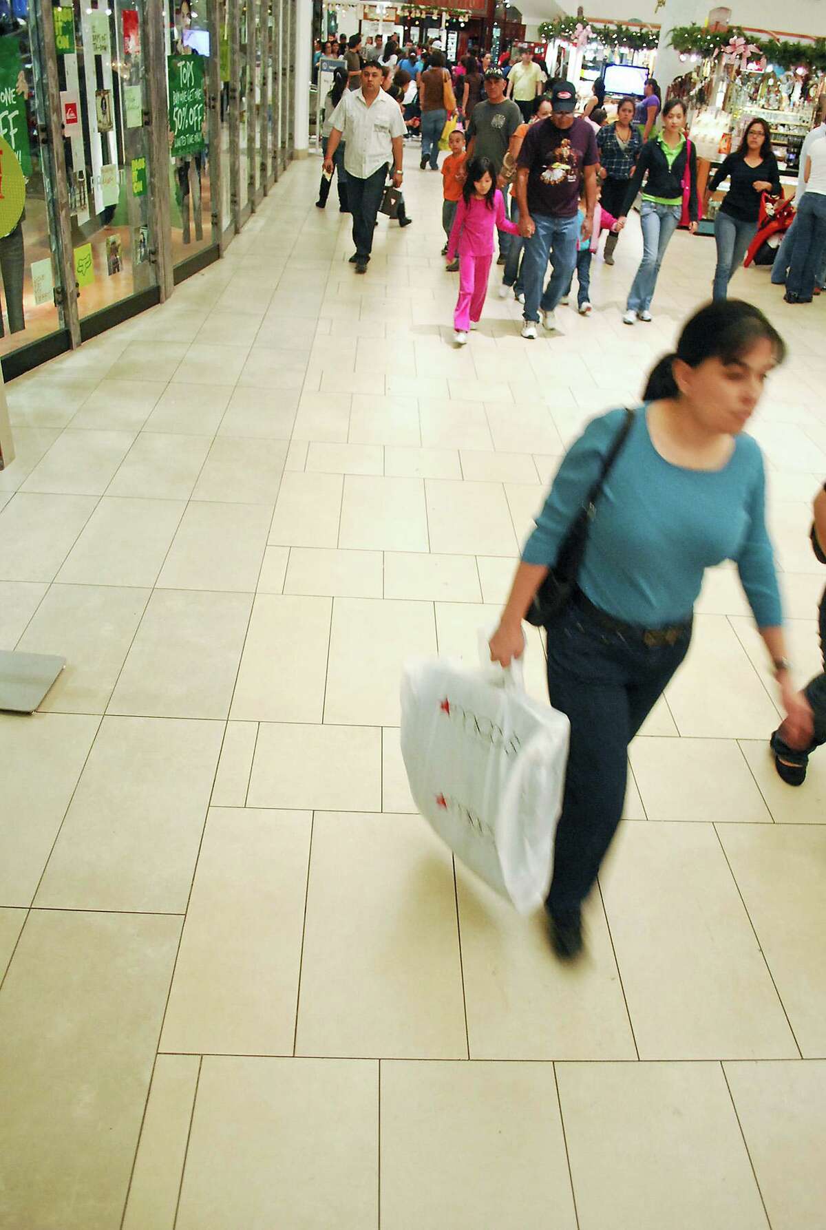 FILE — Shoppers take advantage of the last days of Christmas shopping at Mall Del Norte.