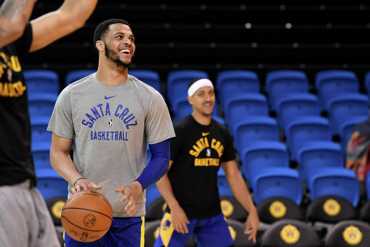 Quinndary Weatherspoon (left) parlayed strong defensive performances in G League scrimmages against Klay Thompson into a 10-day contract with Golden State — and now a two-way contract.