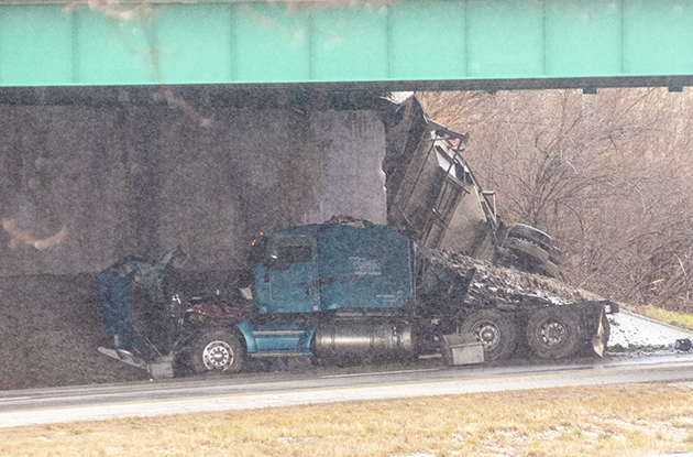 Semi crashes along I-72 embankment - Vimarsana News