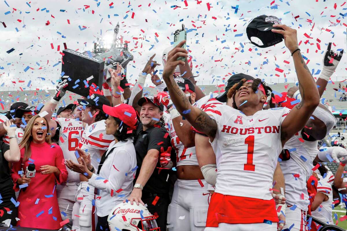 Houston wide receiver Nathaniel Dell (1) celebrates with teammates and head coach Dana Holgorsen, center, after the Cougars defeated Auburn 17-13 in the Birmingham Bowl on Tuesday.