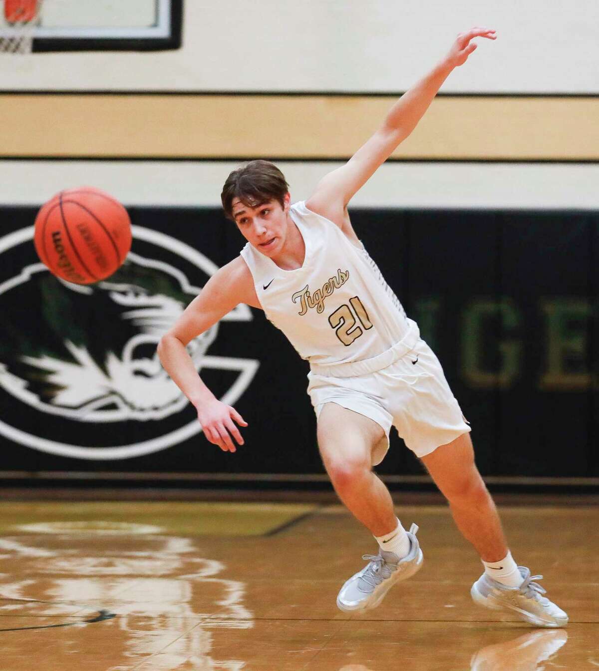 Conroe forward Nick Gergley (21) scrambles to chase down a loose ball during a game at the Conroe Christmas Classic at Conroe High School, Tuesday, Dec. 28, 2021, in Conroe.