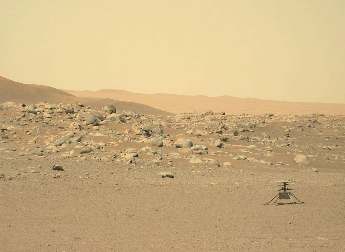 Perseverance toma una foto del helicóptero Ingenuity en la superficie marciana.