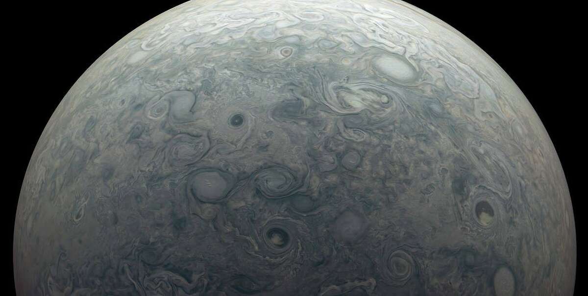 La nave espacial Juno capturó esta foto original de Júpiter durante un sobrevuelo en febrero.  Según la NASA, el científico ciudadano Kevin M. Gill utilizó datos de JunoCam para crear esta imagen en falso color.