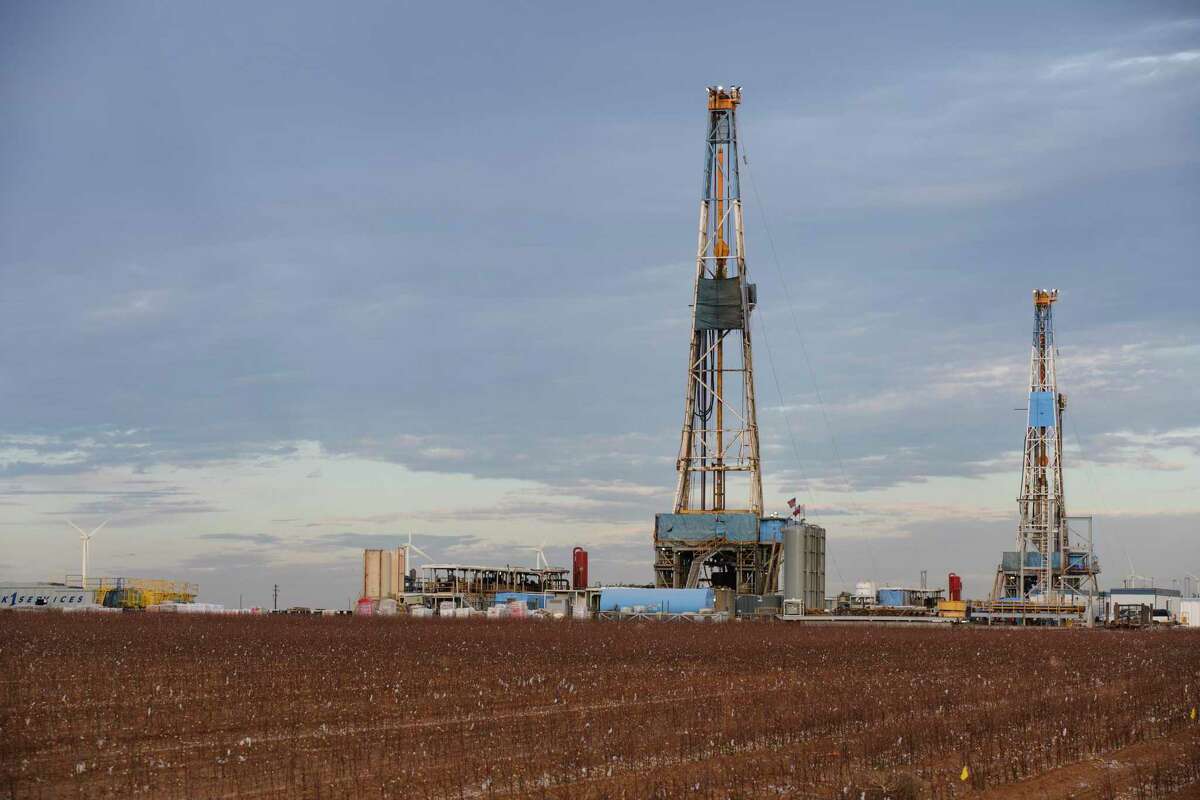 The number of drilling rigs operating nationally climbed by 16 to 689 this week, according to oilfield services company Baker Hughes; 11 of the rigs added last week were in Texas. 